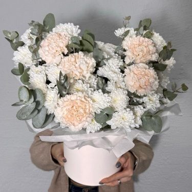 Коробка из кустовых хризантем и диантуса