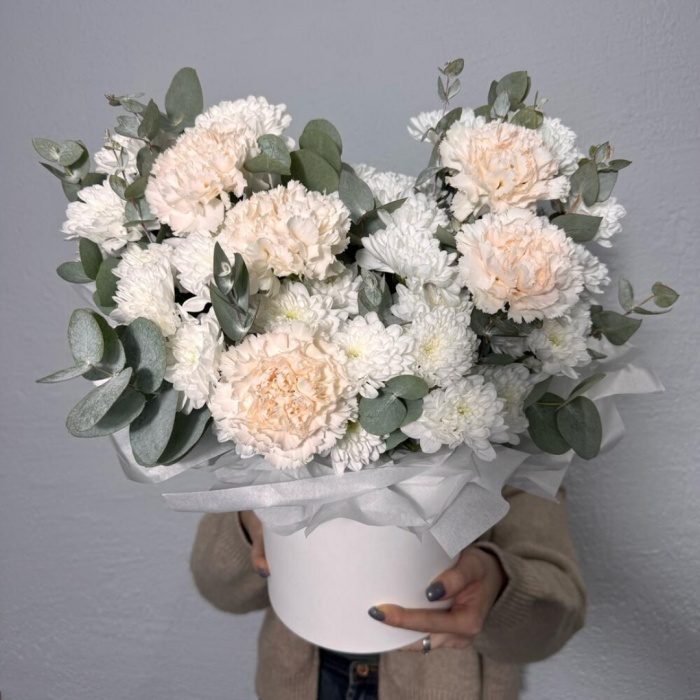 Коробка из кустовых хризантем и диантуса, фото 2