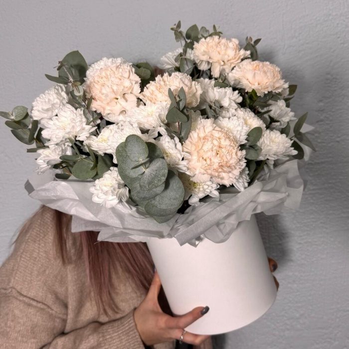 Коробка из кустовых хризантем и диантуса, фото 4