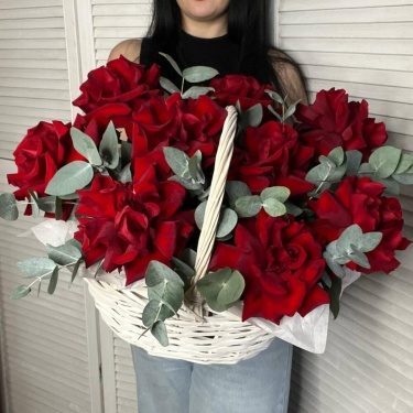 Корзина из 9 красных французских роз
