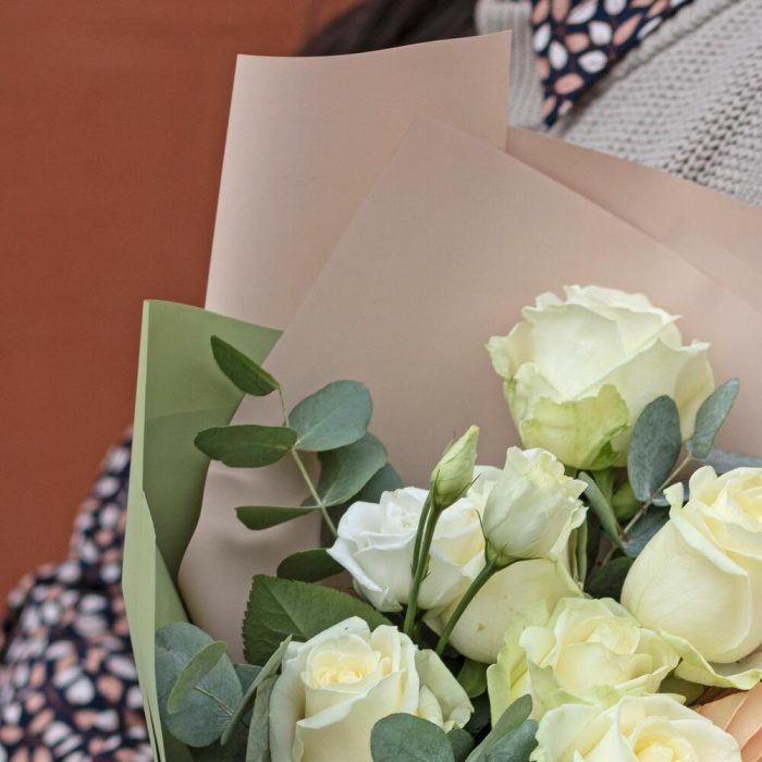 Букет из белых роз и эустомы, фото 5